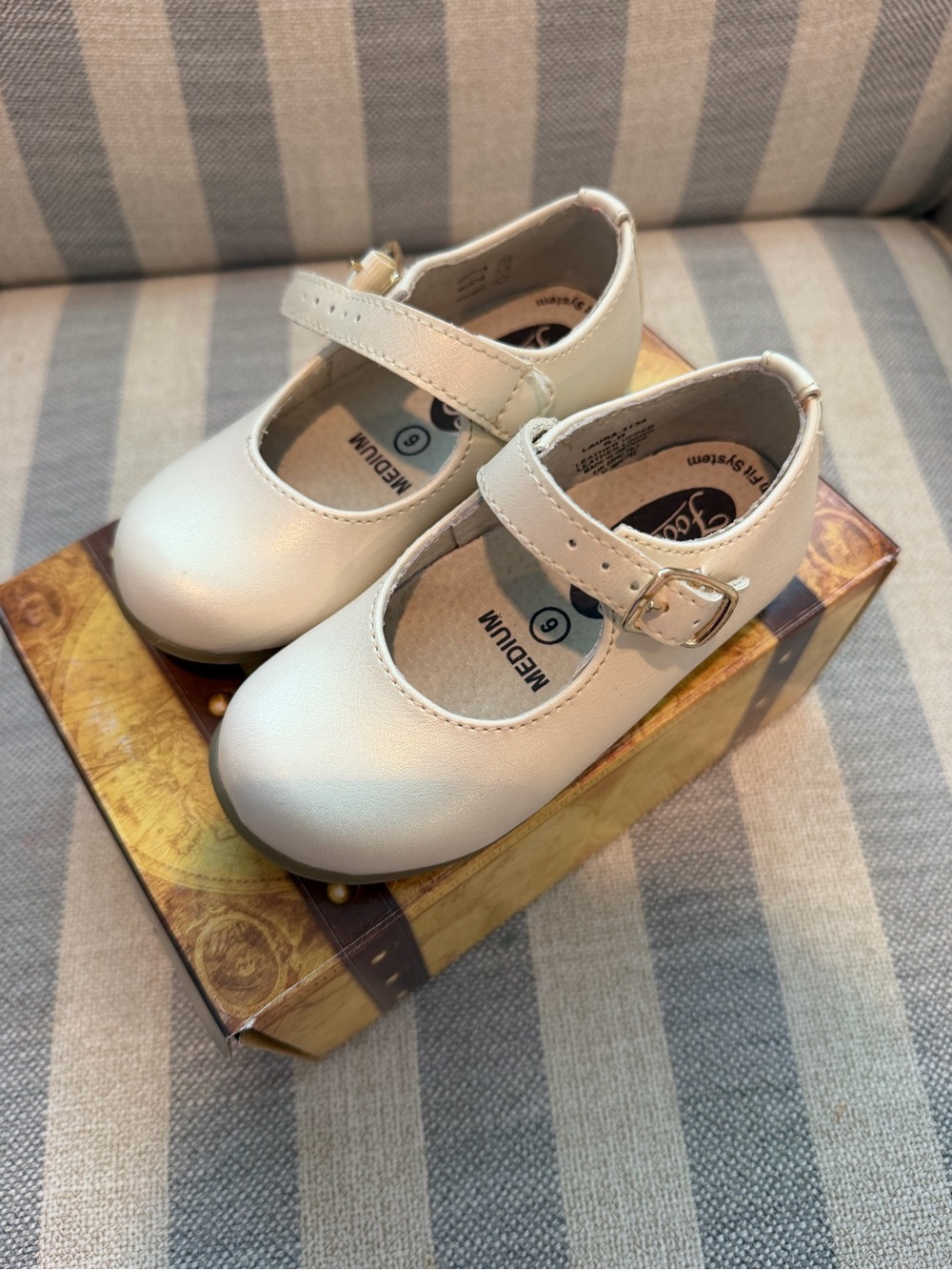 FootMates Cream Mary Jane Dress Shoes with Buckle- Size 6 - NWOT
